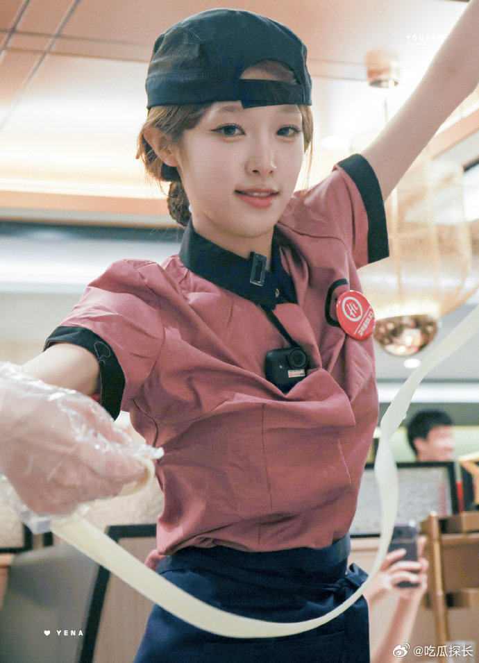 崔叡娜给粉丝表演甩面 崔叡娜去火锅店甩面了，性格好好的样子！崔叡娜去火锅店甩面了