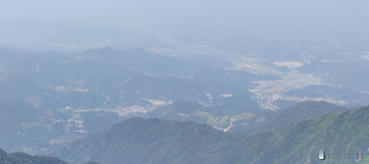 西江月  江山无言

山中绿林若梦，长河孤月眼前。
清风吹来白云烟。欲辨江山无言
