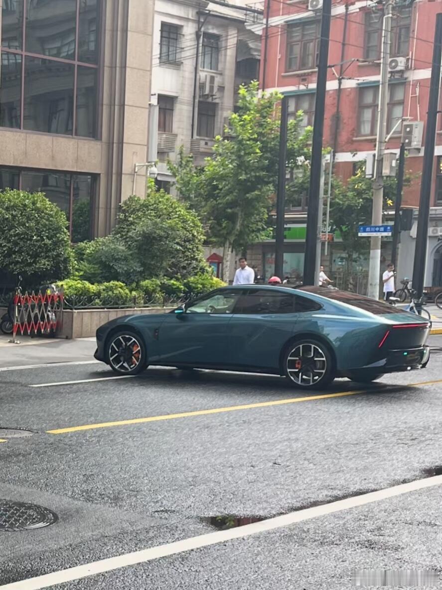 全新小鹏 P7 侧面整体保留了之前的设计，长 L113、掐腰、低趴、溜背、一笔成