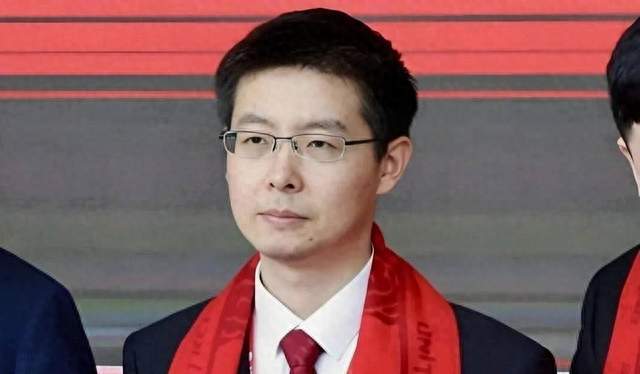 敲钟仅4天，宇树最重背锅侠出现，终于知道，王兴兴为什么黑脸了