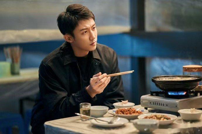 黄景瑜狡猾得如同火锅里的宽粉用秦枫警号当密码设套，让没追剧的网友乖乖扣1现身～ 