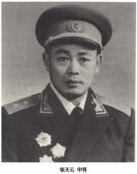 1949年，45军副军长张天云去看戏时，偶然遇到了一位挑夫，越看越眼熟，而挑夫也