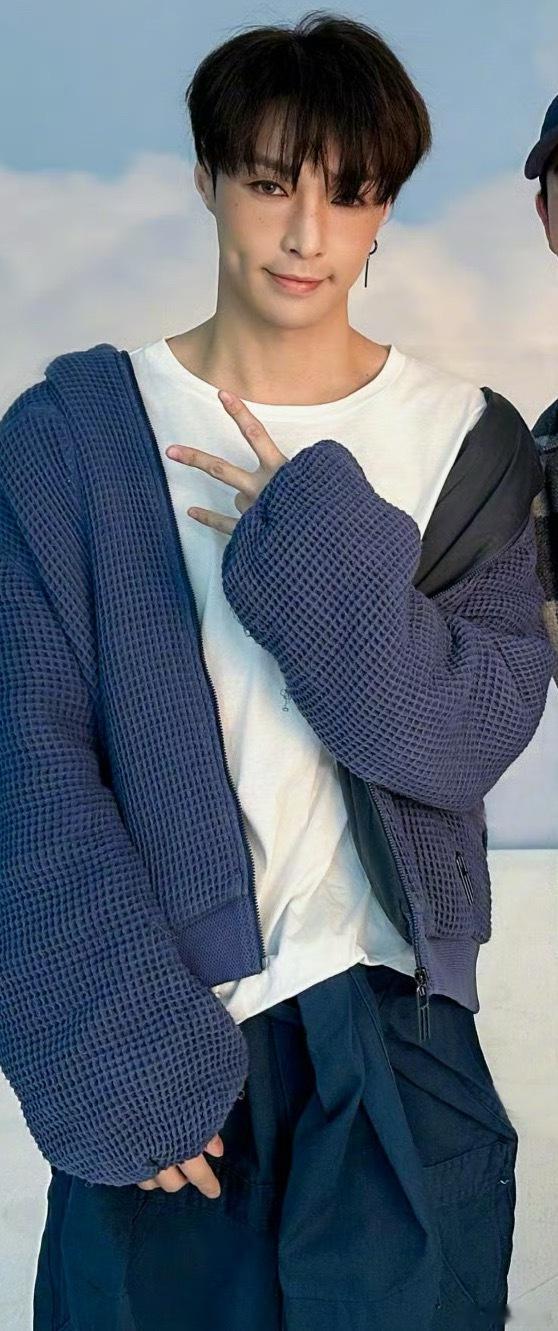 全包眼线也挡不住艺兴的可爱！