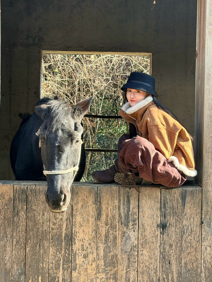 宋祖儿摸马头宋祖儿和小马合照live 宋祖儿和小马合照live，宋祖儿摸马头，是