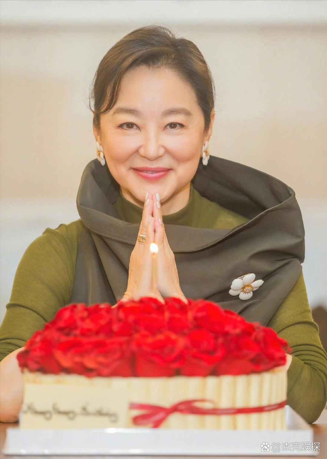 林青霞庆祝71岁生日，她的打扮好贵气，脸部保养得太好了，完全没有医美痕迹，骨相好