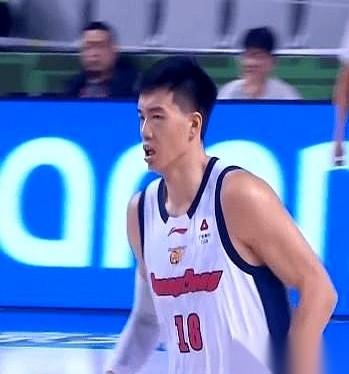 别跟我聊那14分10个板。
我就想知道，那6个前场篮板，他是怎么从人家脑袋顶上一