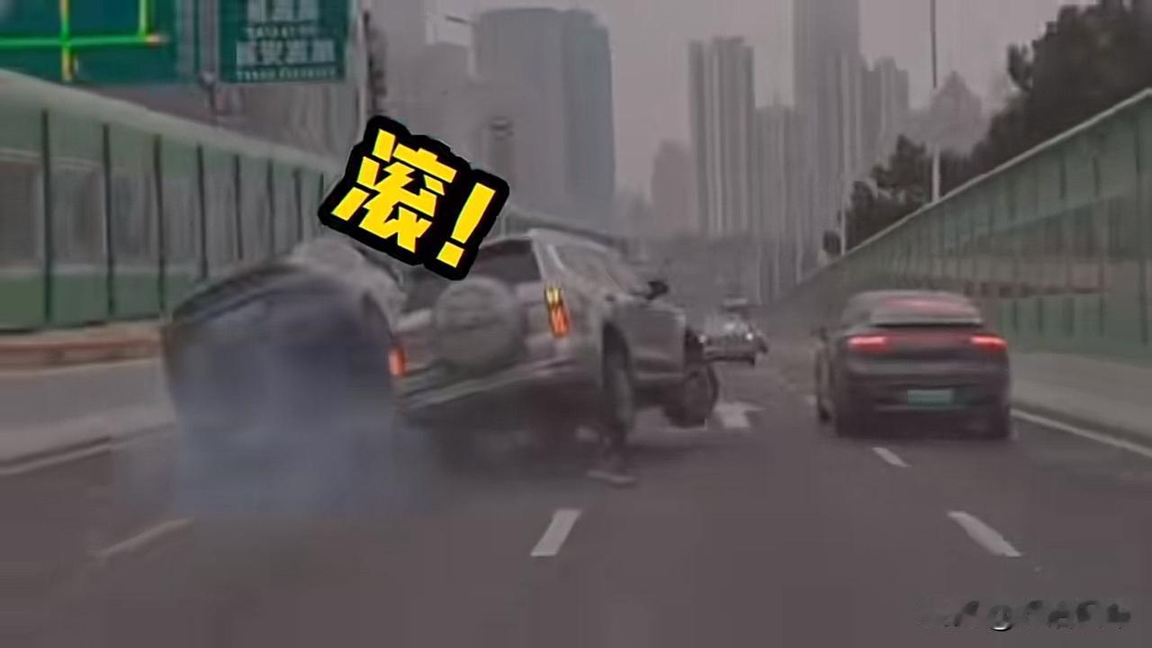昨天，上海高架发生一起交通事故。

一辆越野和一辆特斯拉在高架上发生变道不礼让情
