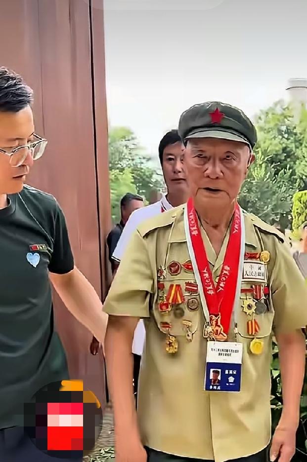 他杀过很多鬼子，立过许多大功，胸前挂满了勋章。向您学习！向您致敬！
      
