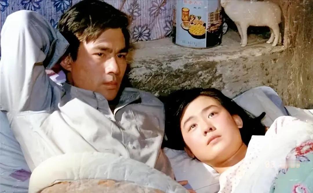 故事片《牧马人》剧照
男女主人公许灵均（朱时茂）和李秀芝（丛珊）。