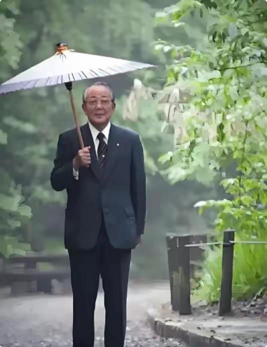 稻盛和夫说：“普通家庭出身的人，千万不要太着急，要沉住气，有机会时就主动出击，没