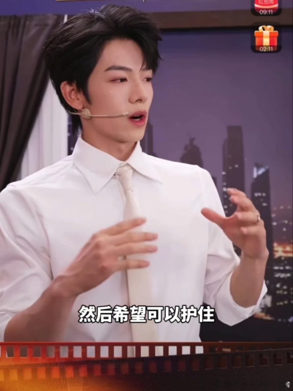 不是短剧演多了真成总了啊 他说送苹果17时，全场以为在开玩笑。结果人家真送了。曾