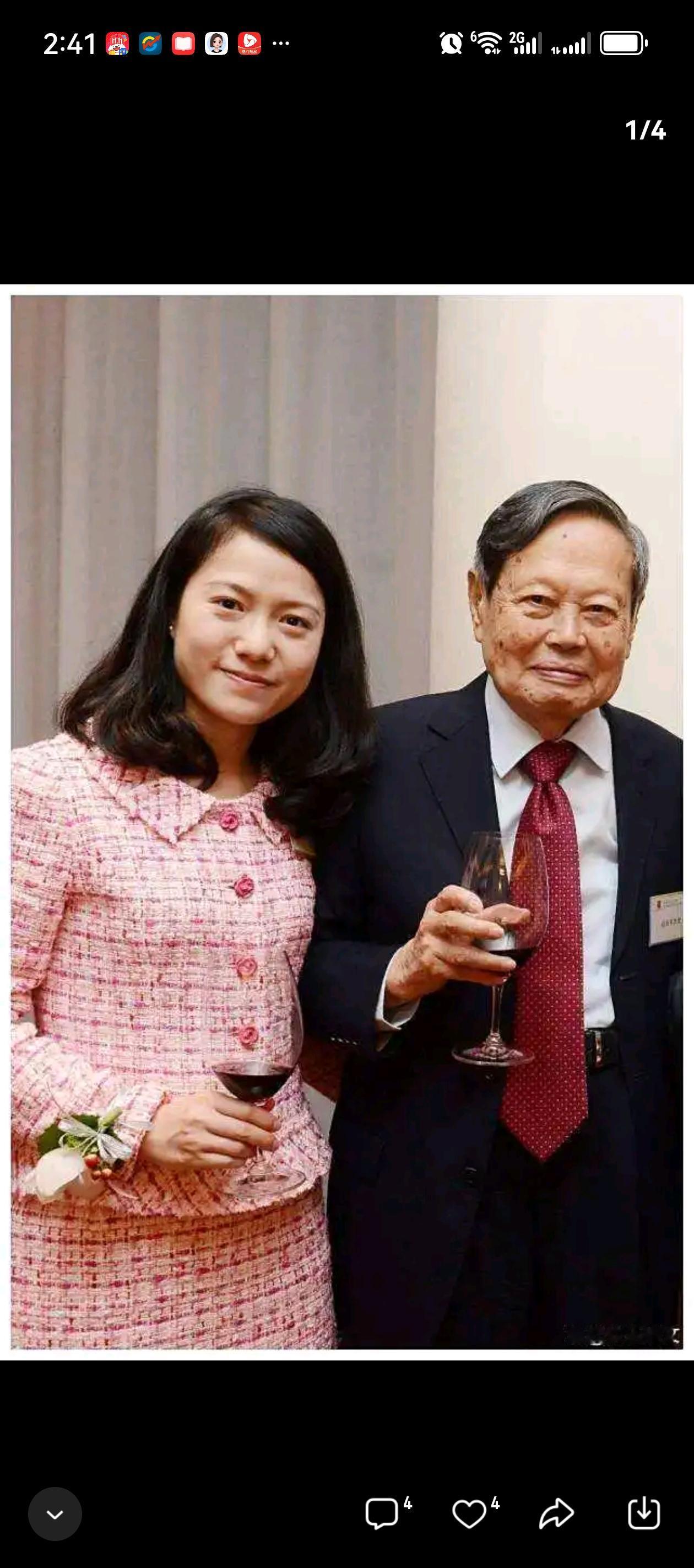 杨振宁曾讲过:翁帆是上帝送给我的最后一个礼物。
如今先生已去世，夫人翁帆的悲痛之