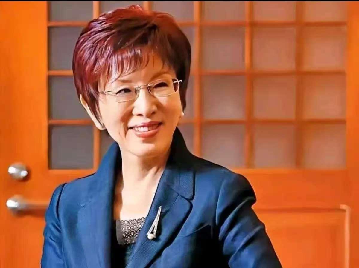 洪秀柱表示，未来的国民党主席必须坚持和平统一的原则！
 
说白了，对于现在国民党