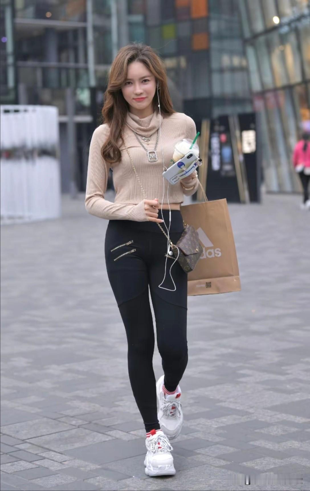 都市时尚少女，漫步在繁华街头，享受购物的乐趣