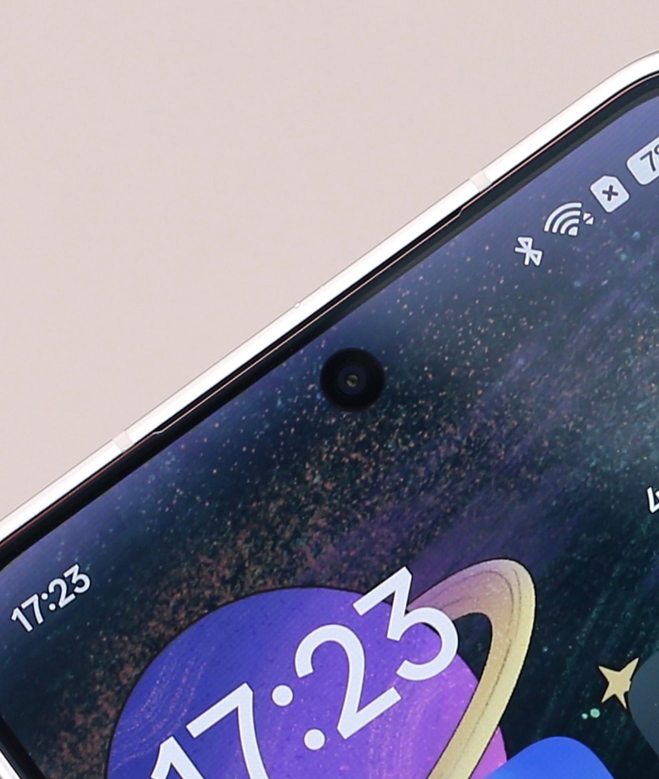 FindN6 见峰1:1 2.5D 玻璃 AR 膜，几乎覆盖住了整个正面屏幕