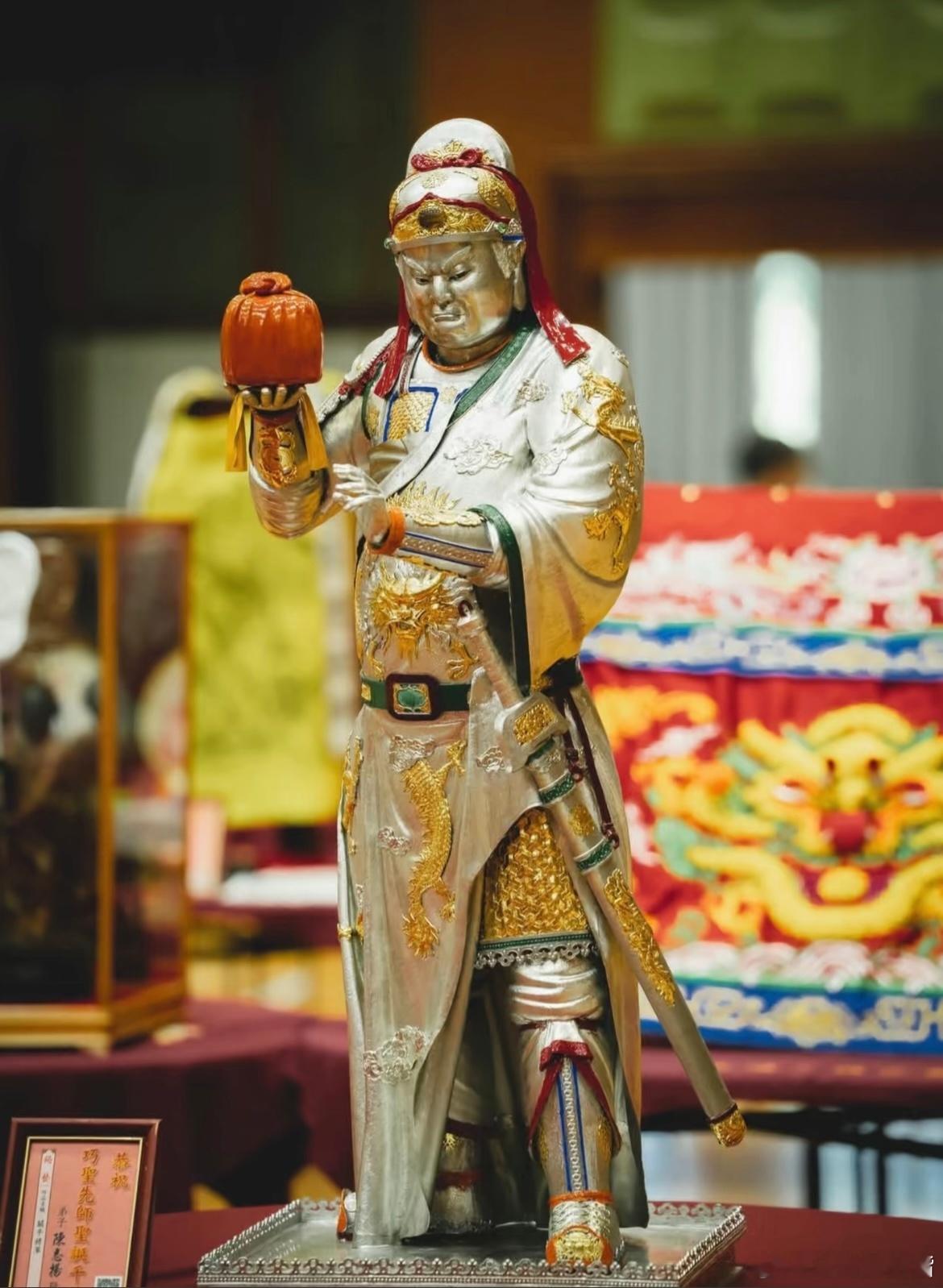 人这一生，总要和自己的平凡温柔和解，长大以后才慢慢发现，成年人最大的清醒，从来不