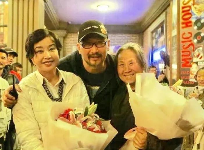 感觉他们仨老厉害了。右面这位奶奶，戏里戏外都是这副妆容，她只要出镜，就有穿越感，