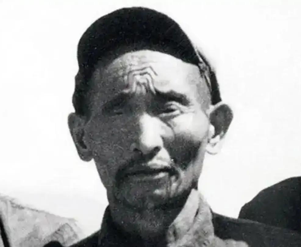 1952年，解放军在大凉山抓到一个独眼土匪，审讯后军区首长震惊：这不就是17年前