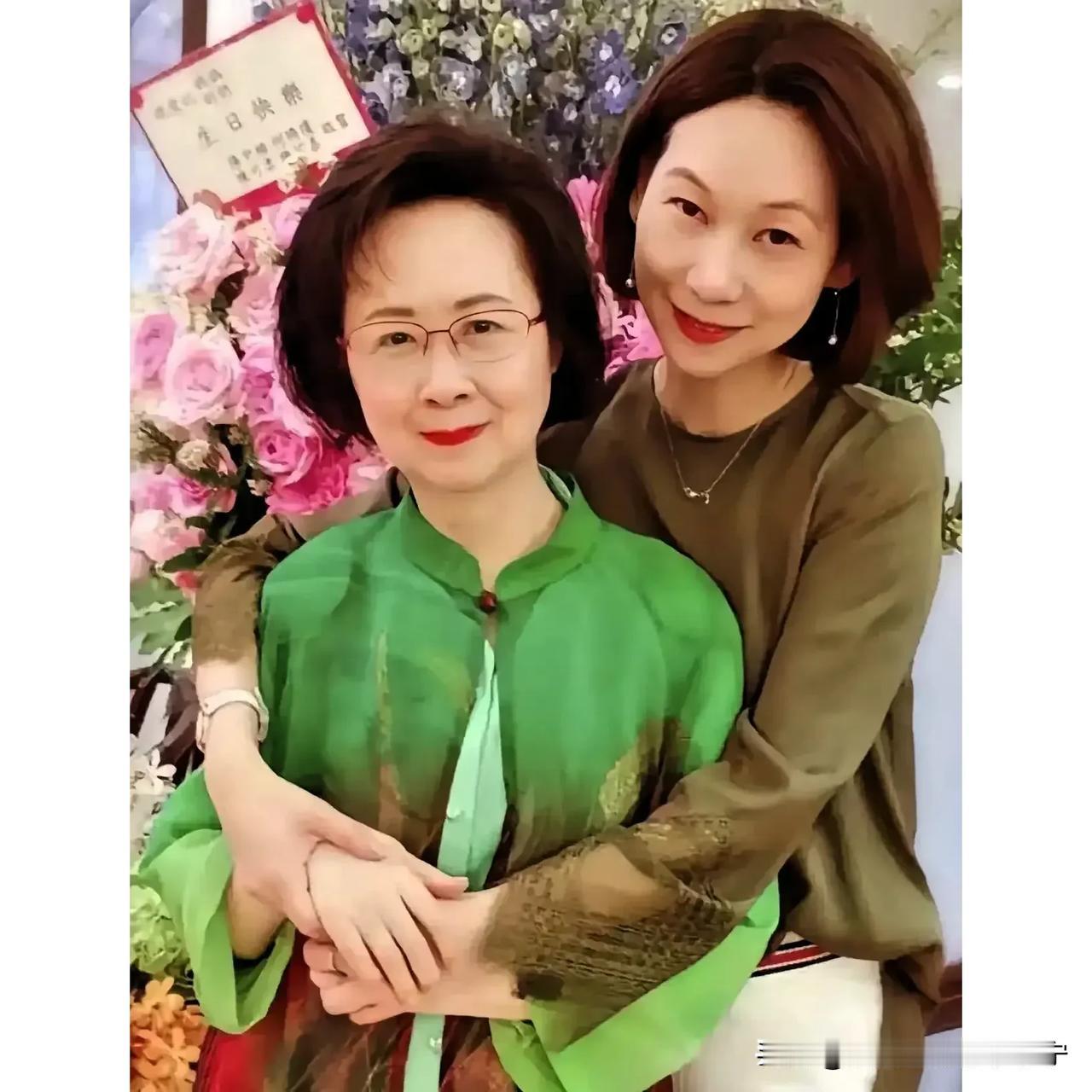 琼瑶与儿媳何诱琼，婆媳俩感情非常好，可以说是情同母女，娘儿俩无话不谈，何诱琼能当