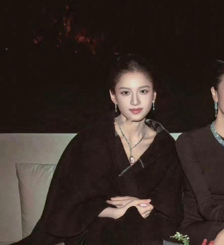 张婧仪绝对是大花的潜力，和宋佳坐在一起完全不输，太大气了 