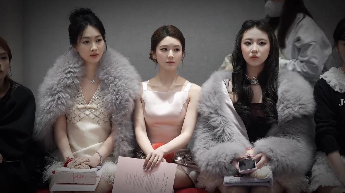 传说右边就是为露思一掷千金花七百万买珠宝的大粉，绝对的真爱粉！