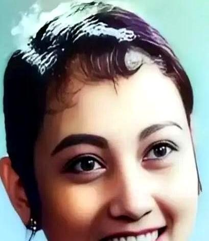 王晓棠这人，骨头是真的硬。

1957年，她23岁就拿了国际大奖，红得发紫。但她