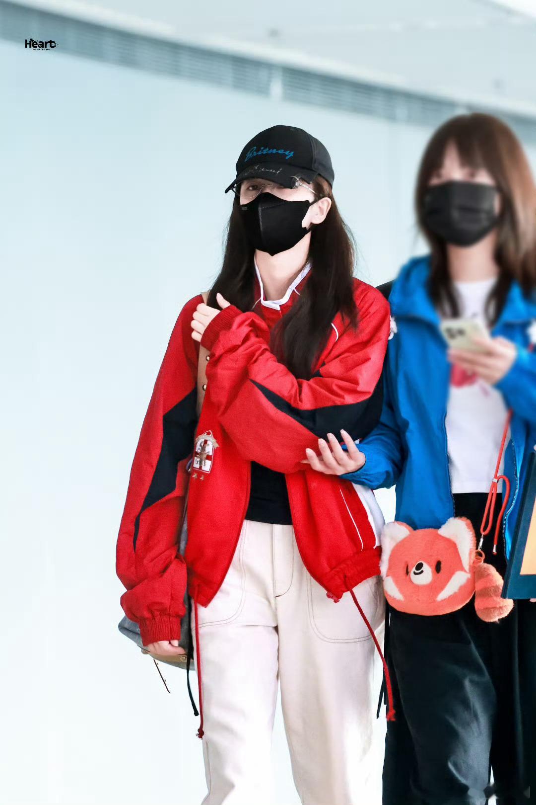 白鹿今日机场出发Look！青春靓丽大明星啊！ ​​​