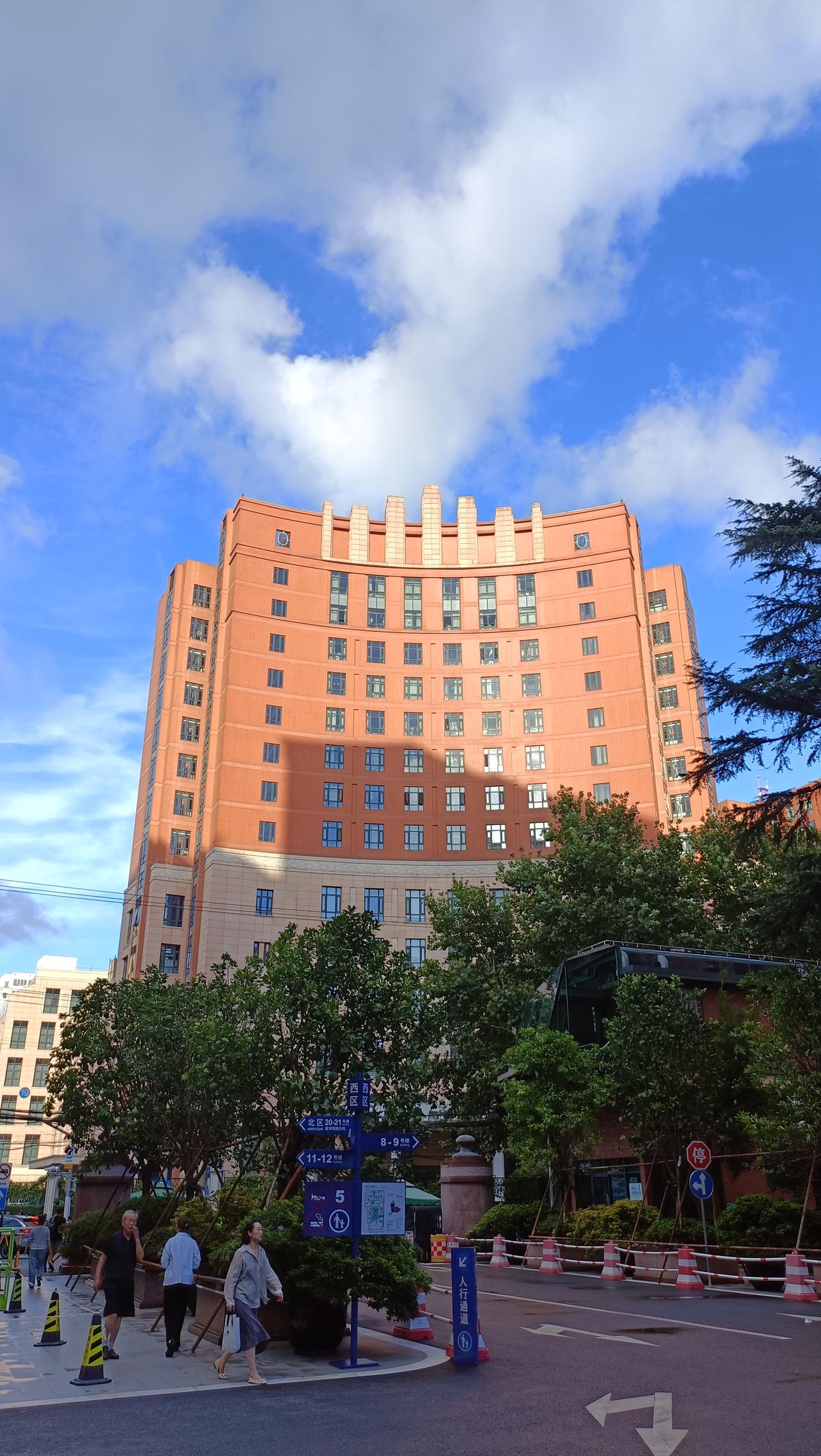 红砖大楼确实总能在一片建筑里脱颖而出。就像泉州青龙巷中段那座中西合璧的红砖建筑，