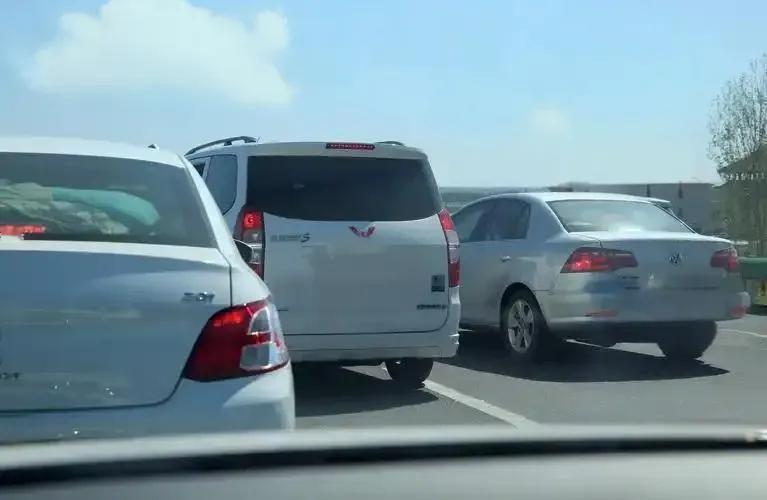 坐了两次儿子开的车，发现经常出现危险动作，于是对儿子讲，“你坐了多少年我开的车，