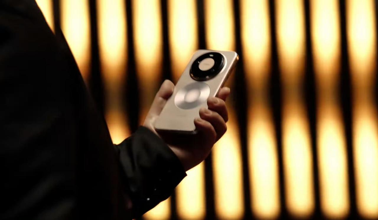 华为终端正式官宣：Mate 80系列将于12:08同步开启预订。此次新品不仅迎来