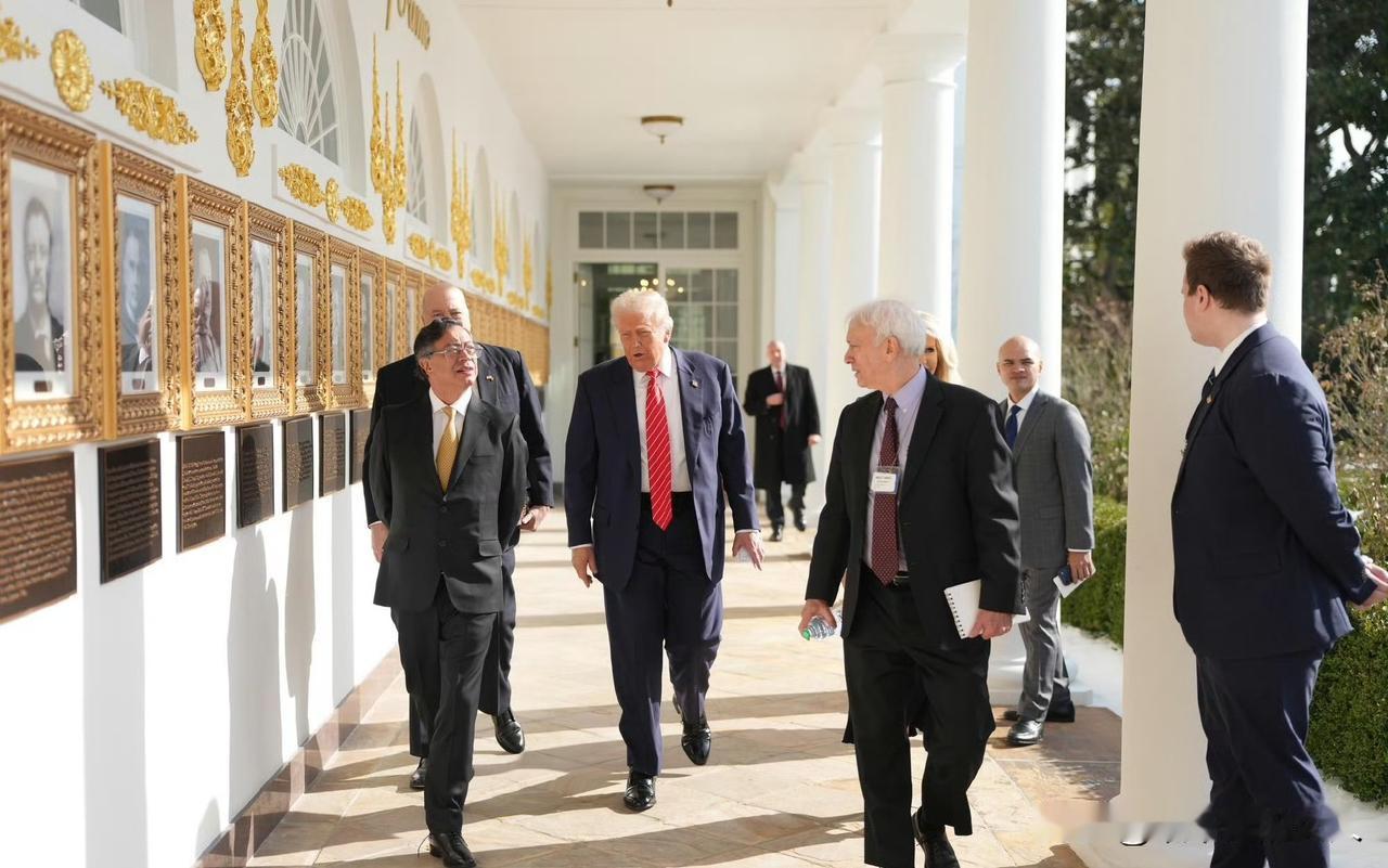 我去！
哥伦比亚总统Gustavo Petro麻溜的很嘛！跑到白宫 ​两手一背视