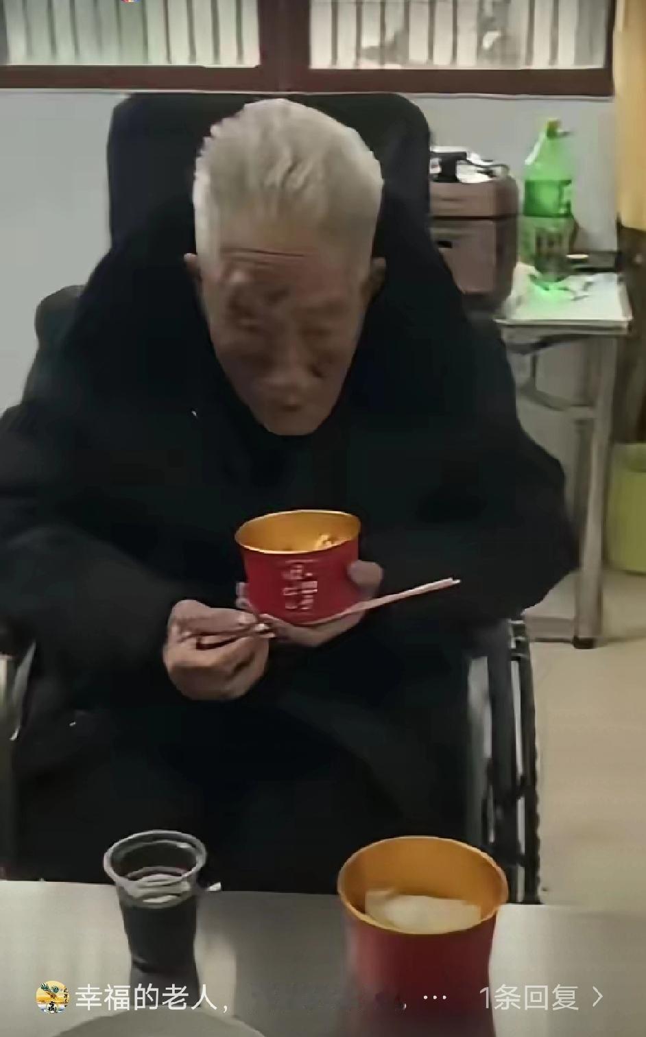 一路走好！94岁爷爷在除夕夜安详离世。除夕夜，94岁爷爷一天特别感谢，给孩子们发