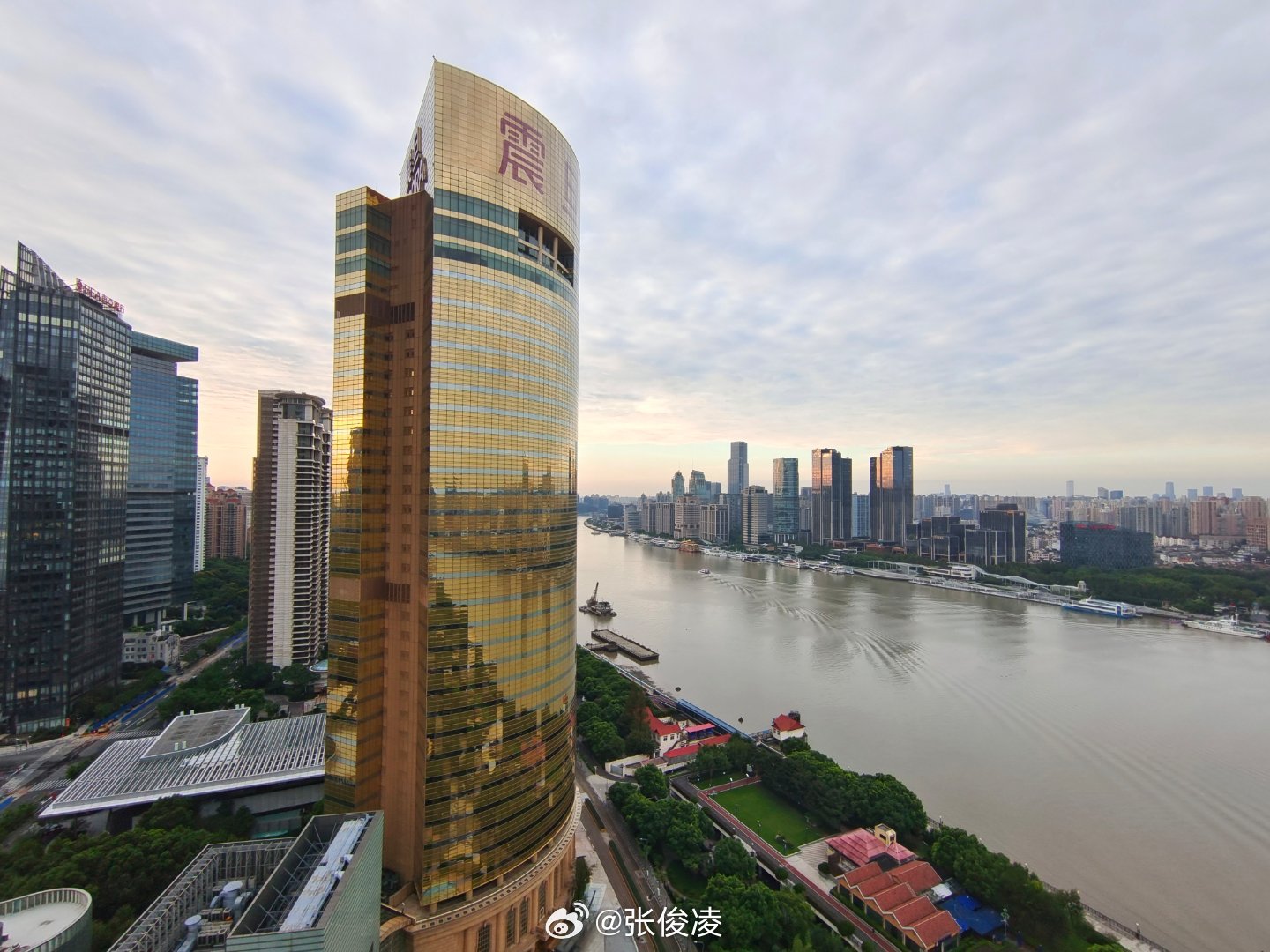 快看，这是多少乡下孩子努力的地方，清晨的黄浦江  ​​​