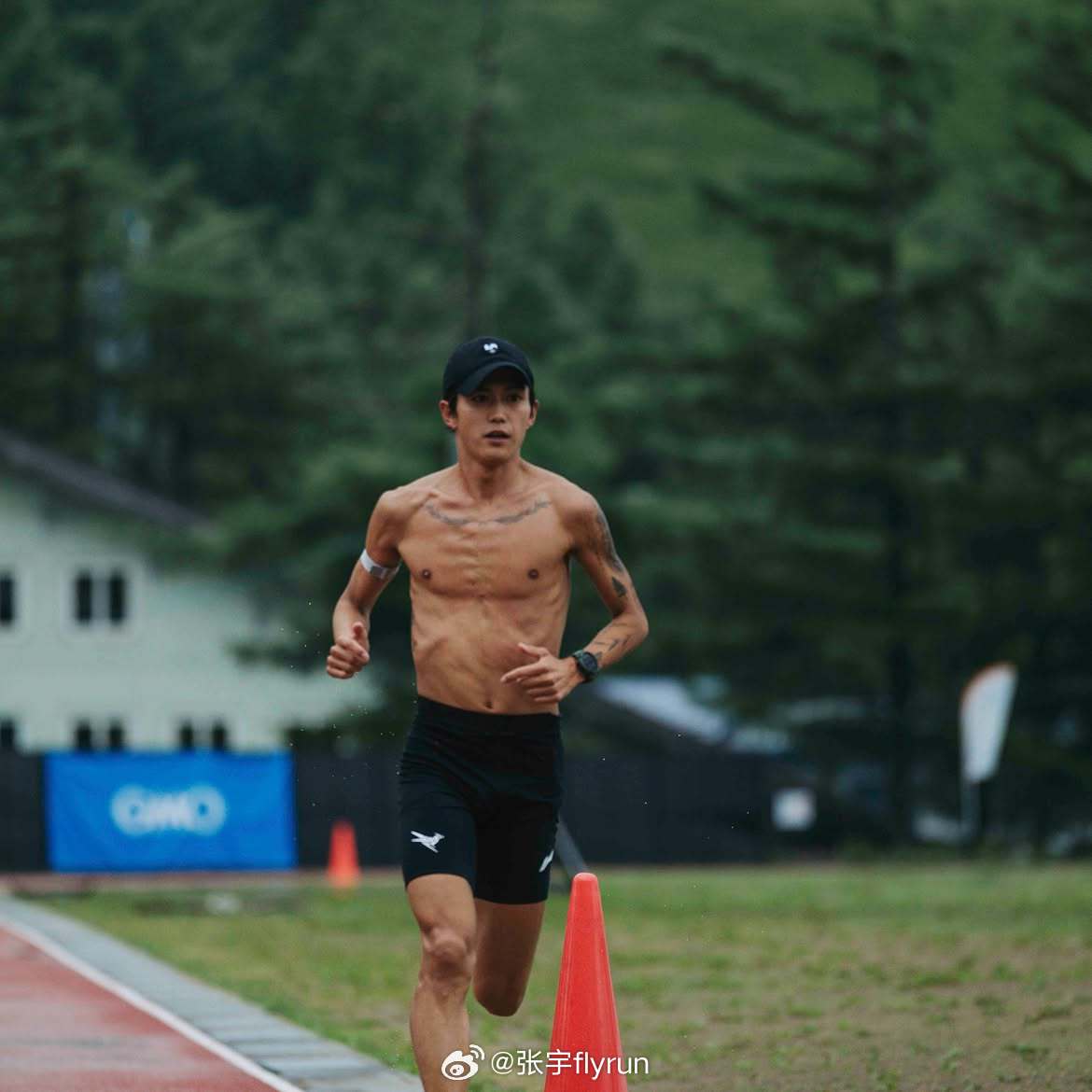 大迫杰又来晒肌肉啦大迫杰晒肌肉精英运动员跑步