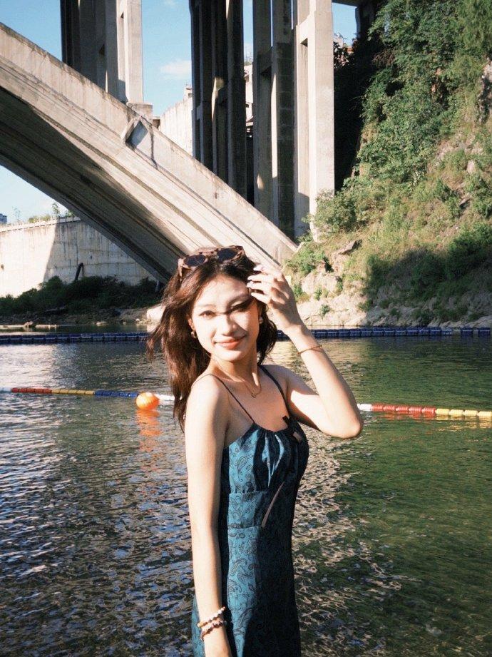 今天早上，和老公亲热完，他五点多就出去上班了。  

当他离开的时候，我还躺在床