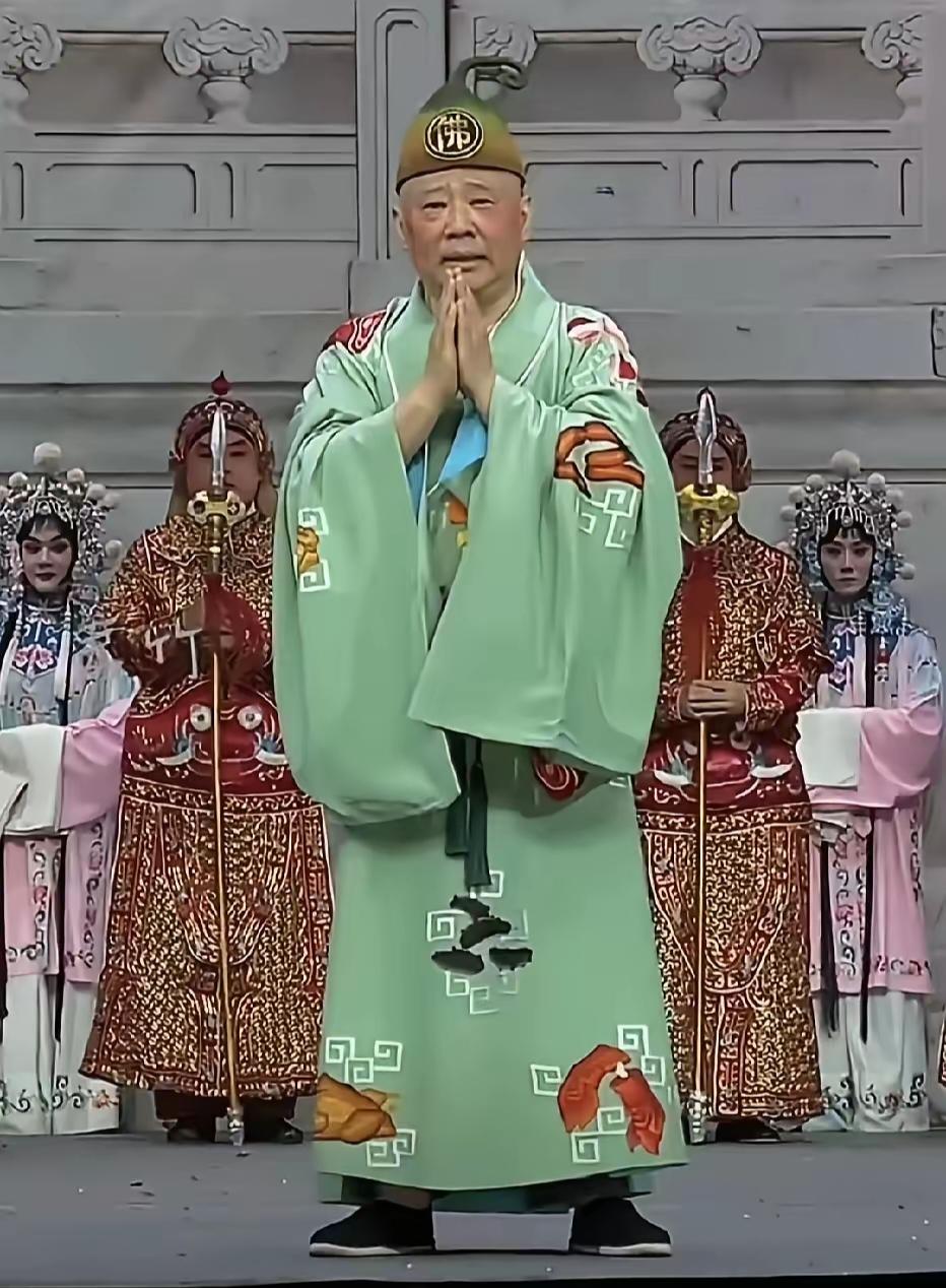 针对郭德纲改歌词一事，出现了两种不同的评论声音，一种觉得此举不妥，另一种则认为不