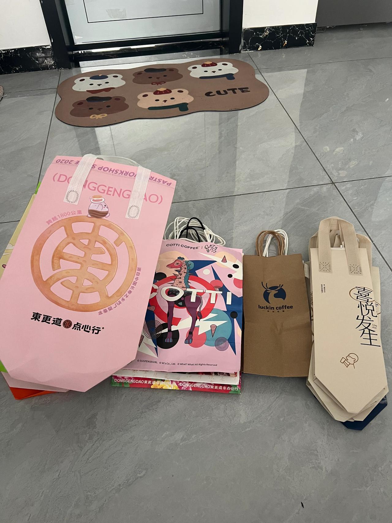 一代人有一代人的破烂，我很喜欢攒这些袋子，其实很多平时用不上，但是让我扔了就觉得