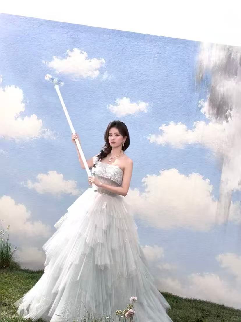 白鹿 🍐白鹿叶璃 ﻿ 🍐白鹿 💞🥰你就像夹心饼干间的那一点甜 是疲乏生活