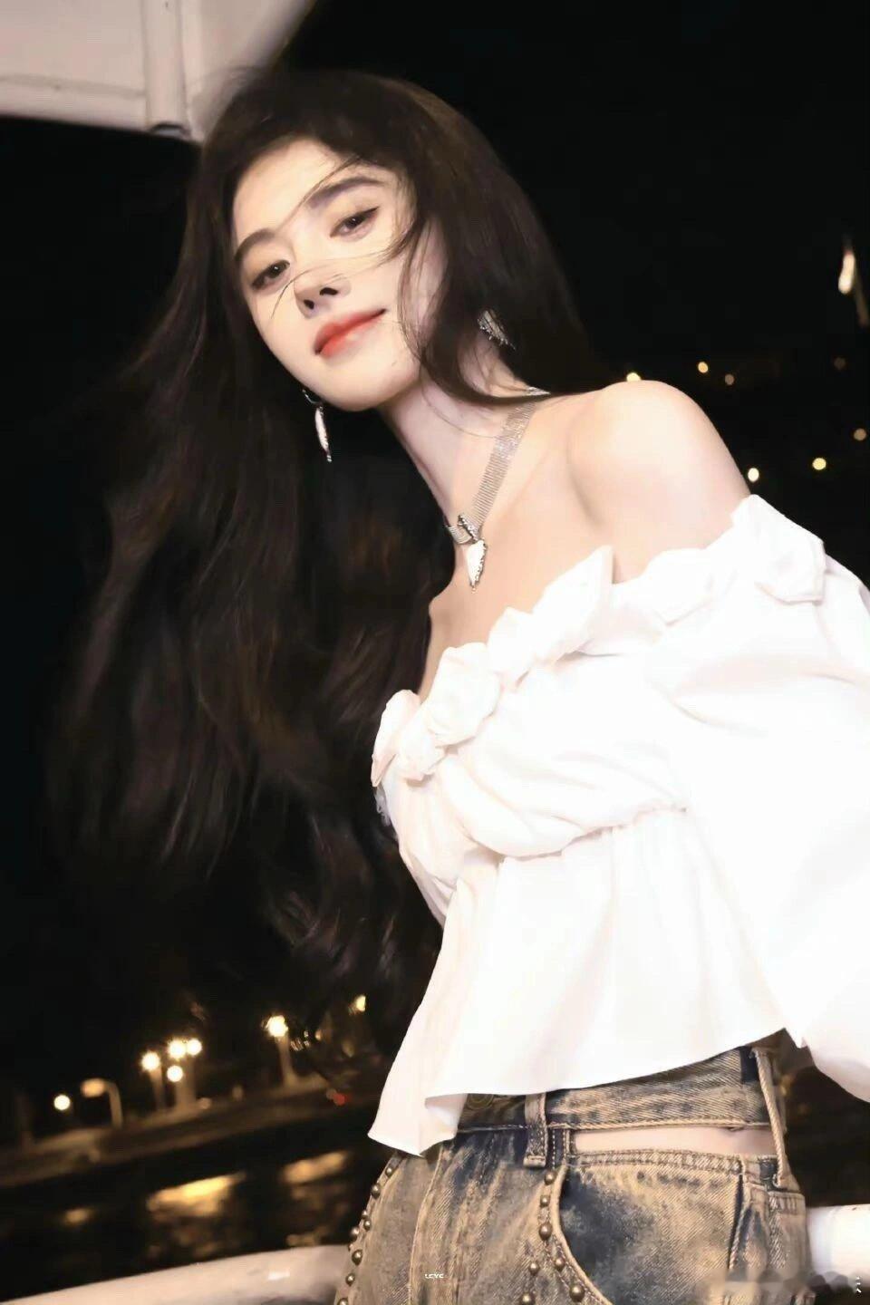 #鞠婧祎[超话]#  小鞠这也太美了吧，这组照片真的拍的太棒了，太漂亮了鞠婧祎｜