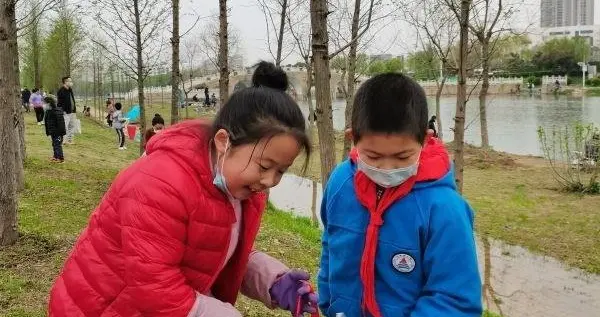 环保|和小伙伴一起巡河，这群小学生争当爱湖护湖小卫士