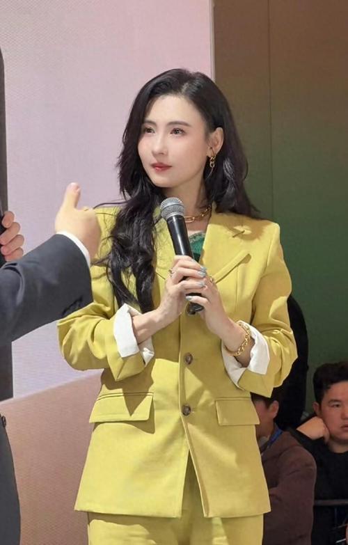 张柏芝亮相上海活动，颜值状态双双封神！一袭黄绿西装干练优雅，搭配复古港风大波浪卷