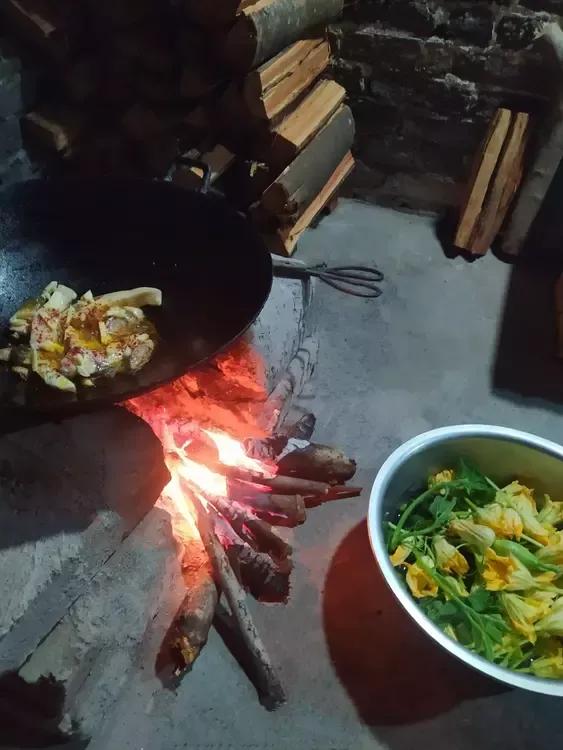 菜地的青菜都被虫子吃了，那就吃花吧，摘一盆南瓜花回来，先养眼，再养胃[微笑]
