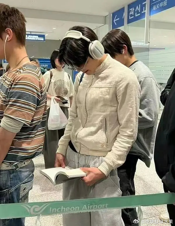 套孙也开始在机场看书了 还戴着眼镜看 但也有粉丝称可能是小鸟比较痒 用书在抠痒 