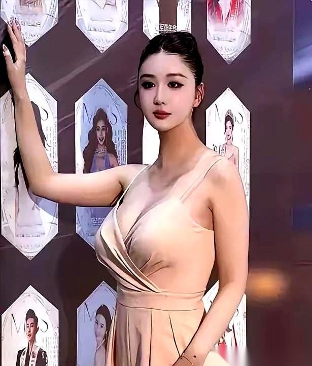 那个23岁，身高183的青岛姑娘，刚拿下世界小姐中国区冠军。
网上吵翻了天，焦点