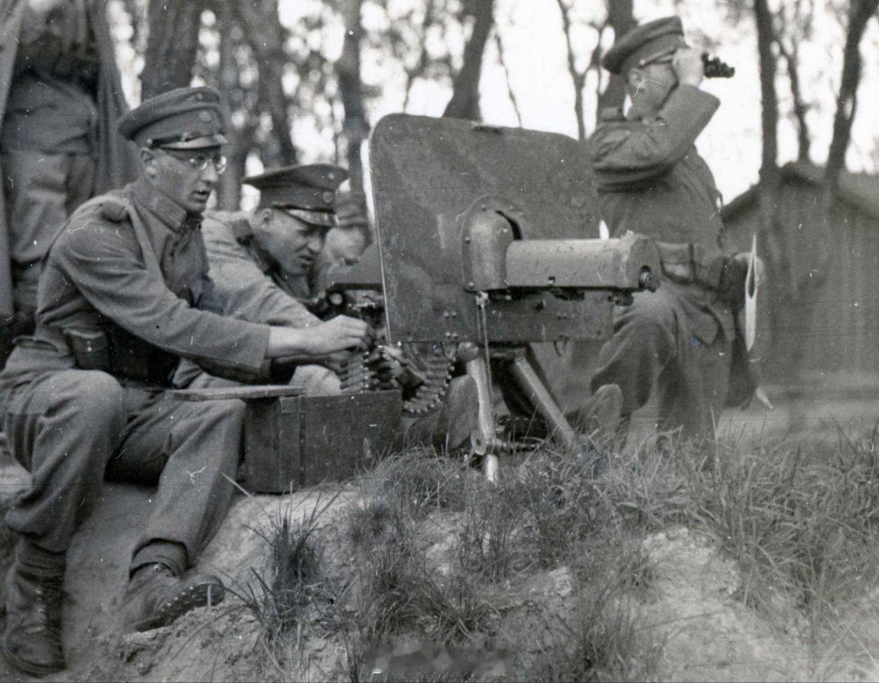 烽火问鼎计划20世纪30年代捷克斯洛伐克施瓦茨洛泽机枪组。 老照片