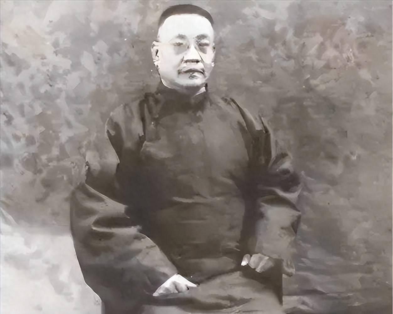1904年，湖南茶陵，谭家大宅里正摆午饭。 
 
通房出身的李氏，垂手站在饭桌一