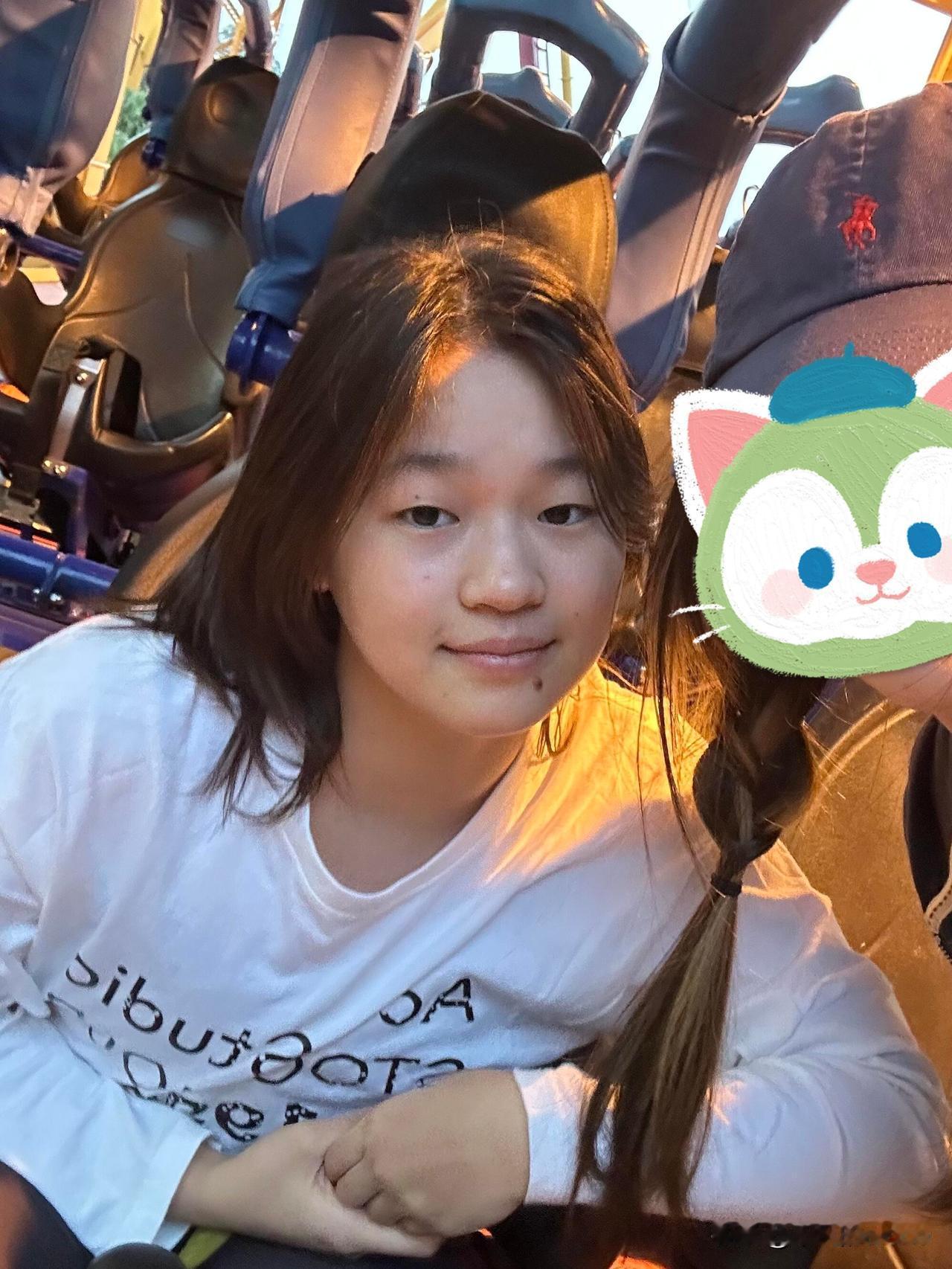 12月4日，全红婵现身广州长隆欢乐世界游玩，在场的小朋友们争相与她合照，没想到婵