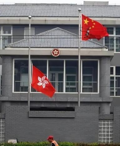 想不明白，香港既不向中央纳税，又没有中央财政拨款，还不发地方债，钱到底从哪里来？