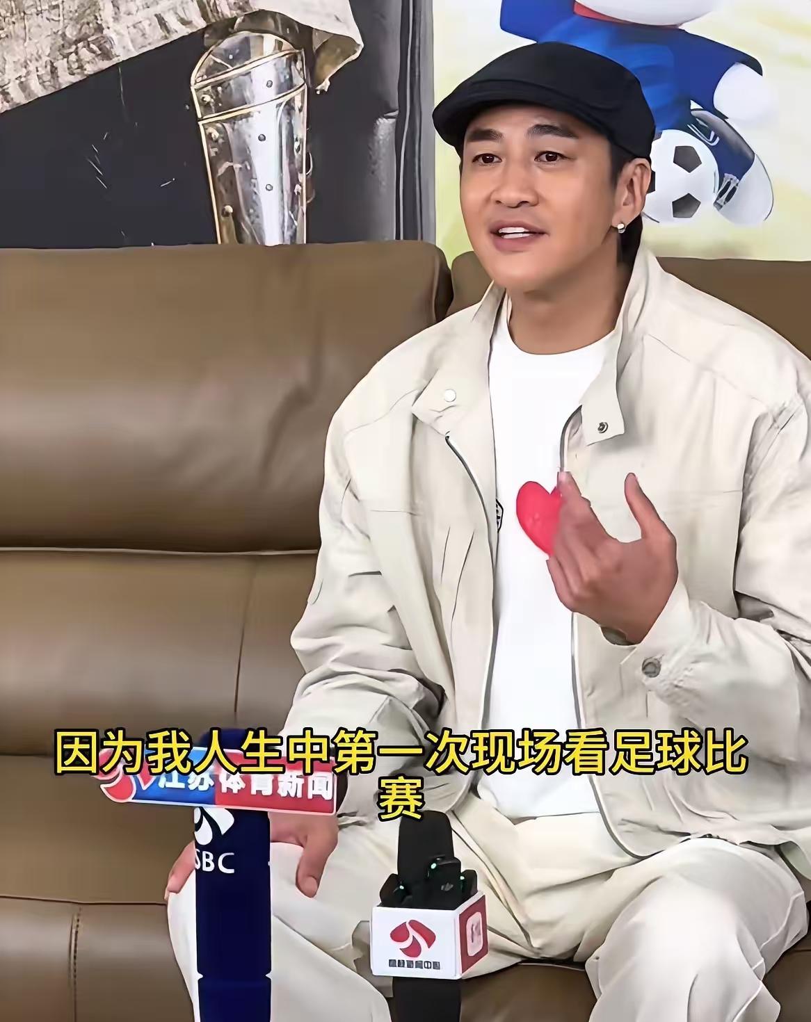 何润东说：“刚开始接到苏超邀请的时候，苏超需要专业的足球场，容纳观众最少六万起步