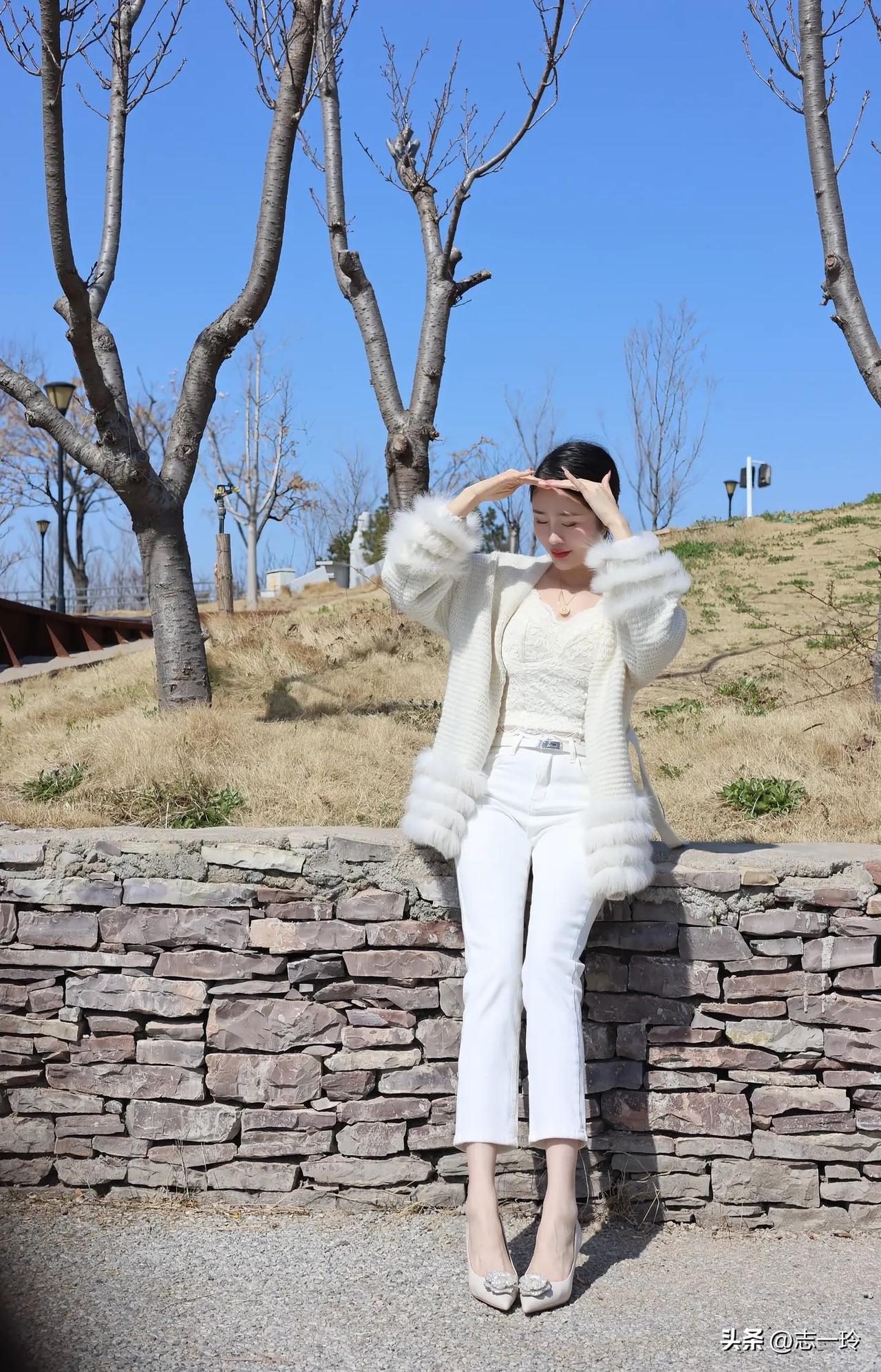 白色毛衣+牛仔裤，温暖又时尚，冬日里的清新少女